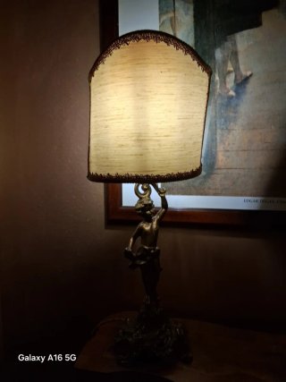 Antica lampada in ottone con putto