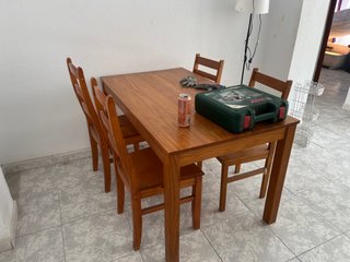 Mesa de comedor y 4 sillas de madera