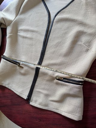 Chaqueta corta beige
