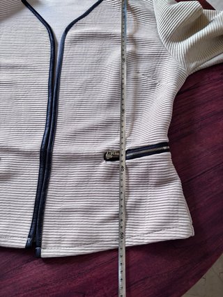 Chaqueta corta beige