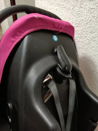 Sillón de bebé rosa con lunares