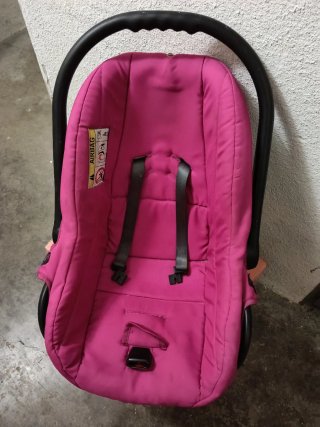 Sillón de bebé rosa con lunares