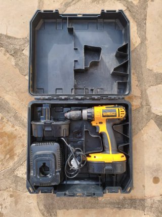 Taladro DeWalt + Cargador + 2 Baterías + caja