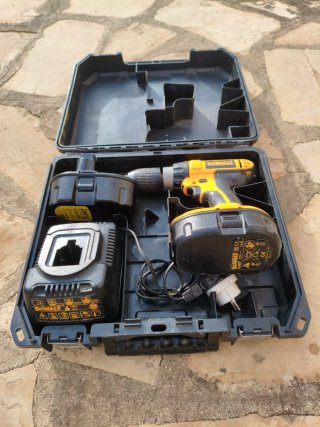 Taladro DeWalt + Cargador + 2 Baterías + caja