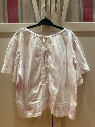 Blusa blanca y morada con encaje