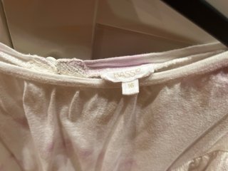Blusa blanca y morada con encaje