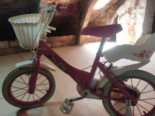 Bicicleta infantil rosa con cesta