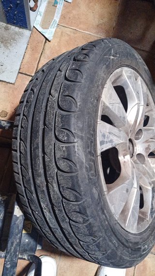 Neumático UHP 215/50 ZR17 95W con llanta