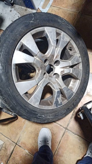 Neumático UHP 215/50 ZR17 95W con llanta