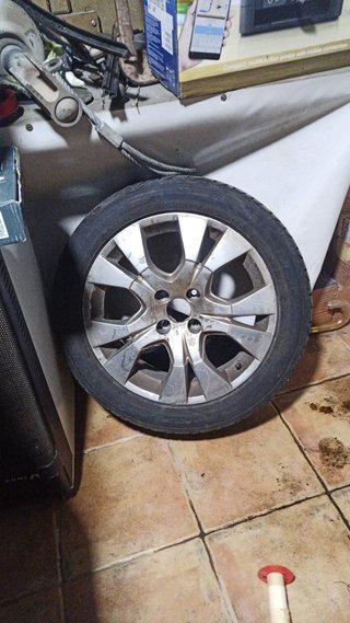 Neumático UHP 215/50 ZR17 95W con llanta