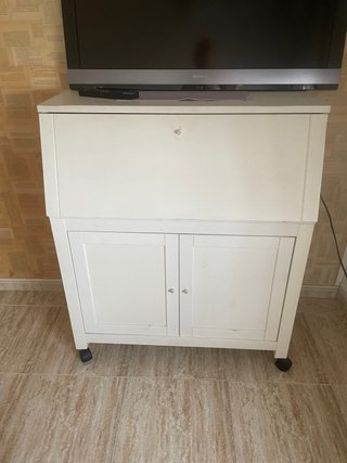 Escritorio blanco con ruedas y luz interior