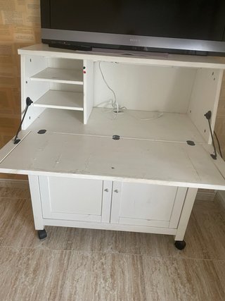 Escritorio blanco con ruedas y luz interior