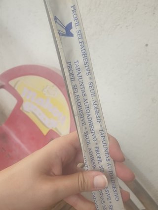 Tapajuntas autoadhesivo