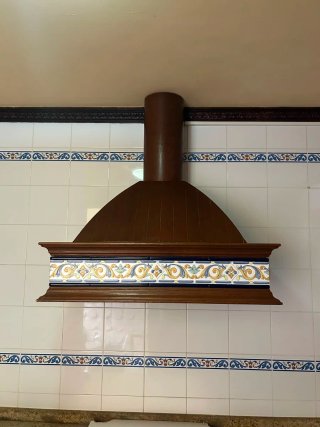 Campana extractora de madera con azulejos