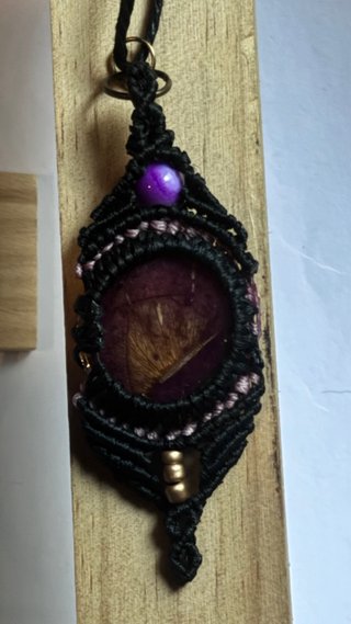 Collar Macramé Resina Morado Dorado