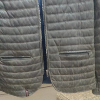 Chaqueta de piel gris acolchadamuy ligera