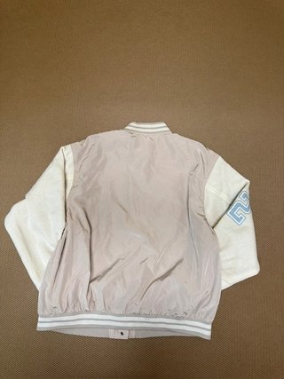 Chaqueta bomber beisbolera beige estilo...