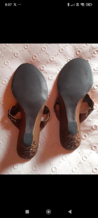 Sandalias de piel sintética, cuña de 5 cms.