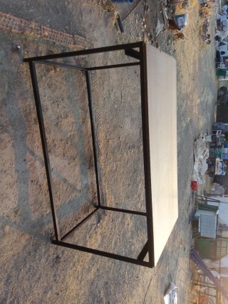 Mesa de madera y metal