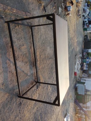 Mesa de madera y metal