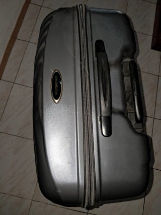Maleta gris con diseño ondulado 40kg