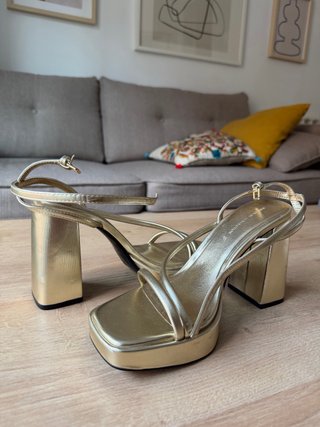 Zapatos de tacón dorados plataforma