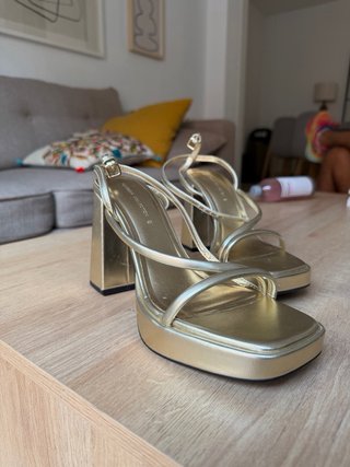 Zapatos de tacón dorados plataforma