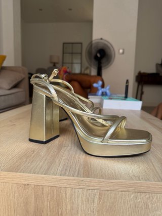 Zapatos de tacón dorados plataforma