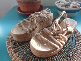 Sandalias cuña materiales naturales Yute y Cuerda