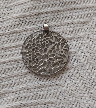 Collar de flores plateado