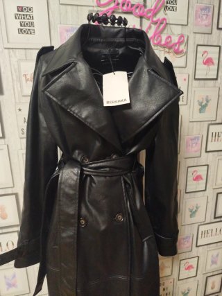 Gabardina cuero Bershka