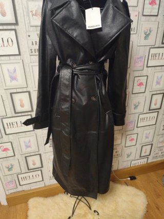 Gabardina cuero Bershka