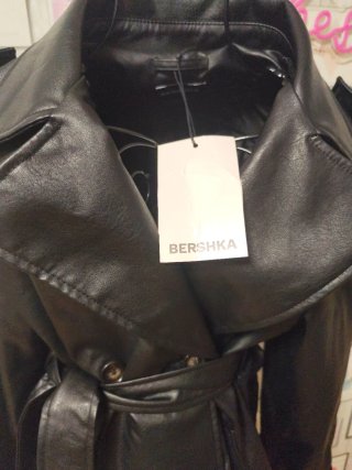 Gabardina cuero Bershka