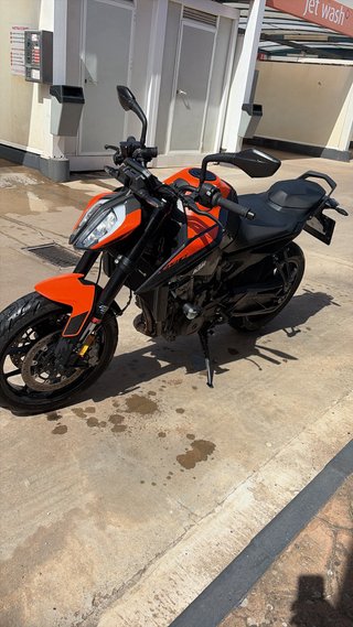 KTM Naked Moto Negra y Naranja