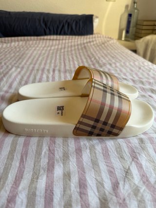 Chanclas Burberry Blancas y Beige Talla 45 Nuevas