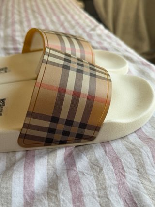 Chanclas Burberry Blancas y Beige Talla 45 Nuevas