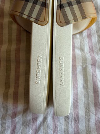 Chanclas Burberry Blancas y Beige Talla 45 Nuevas