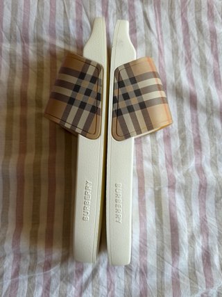 Chanclas Burberry Blancas y Beige Talla 45 Nuevas