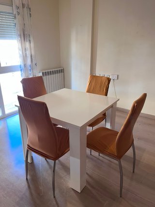 Mesa y 4 sillas comedor