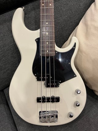Bajo Yamaha BB234 Blanco Vintage