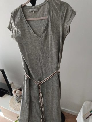 Vestido gris largo con cinturón