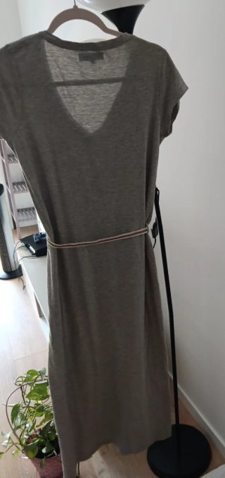 Vestido gris largo con cinturón