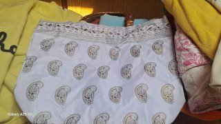 Bolso de mano blanco y dorado
