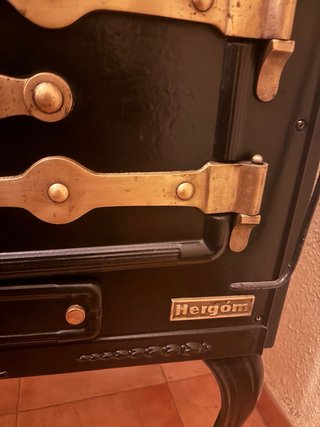 Estufa Hergom Negra y Dorada