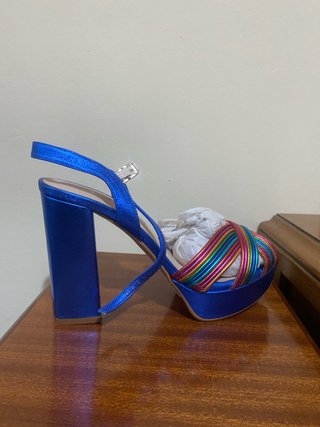 Sandalias azules con tacón grueso y tiras arcoíris