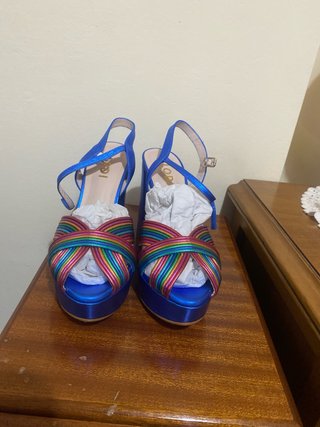 Sandalias azules con tacón grueso y tiras arcoíris