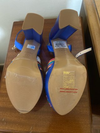 Sandalias azules con tacón grueso y tiras arcoíris