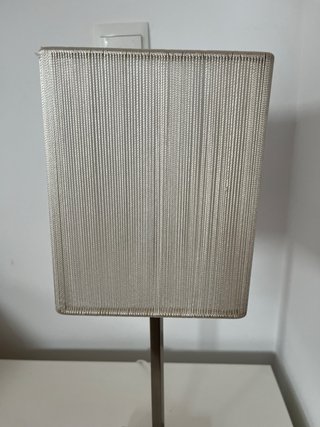 Lámpara de mesa moderna plateada