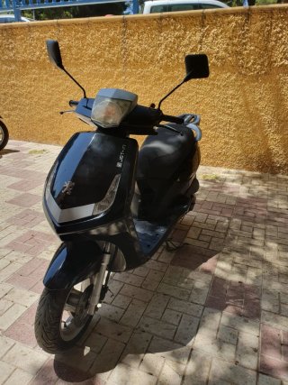 Peugeot Vivacity Scooter Negro/Plata
