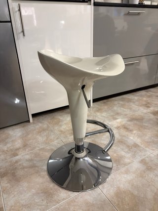 Taburete alto blanco y acero regulable